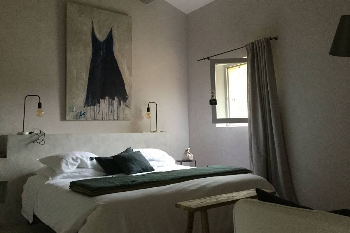 Doppelzimmer (Bryone) | Individuell dekoriert, individuell eingerichtet, Bügeleisen/Bügelbrett