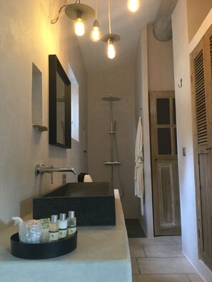 Doppelzimmer (Aubriete) | Badezimmer | Dusche, Regendusche, kostenlose Toilettenartikel, Haartrockner