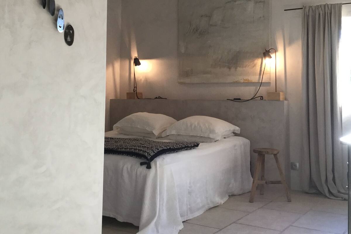 Doppelzimmer (Diotis) | Individuell dekoriert, individuell eingerichtet, Bügeleisen/Bügelbrett