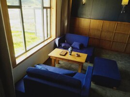 Doppia Comfort, vista giardino | Area soggiorno | TV