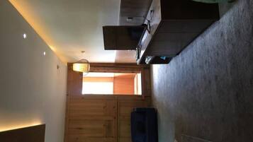 Schreibtisch, Verdunkelungsvorhänge, kostenloses WLAN