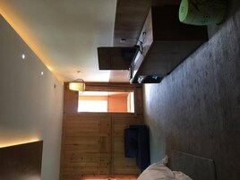 Escritorio, cortinas blackout y wifi gratis 