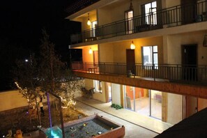 Fassade der Unterkunft – Abend/Nacht