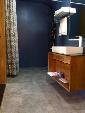 Shower, free toiletries, hair dryer, slippers - Shangri-La Youyou Inn (Deqin)