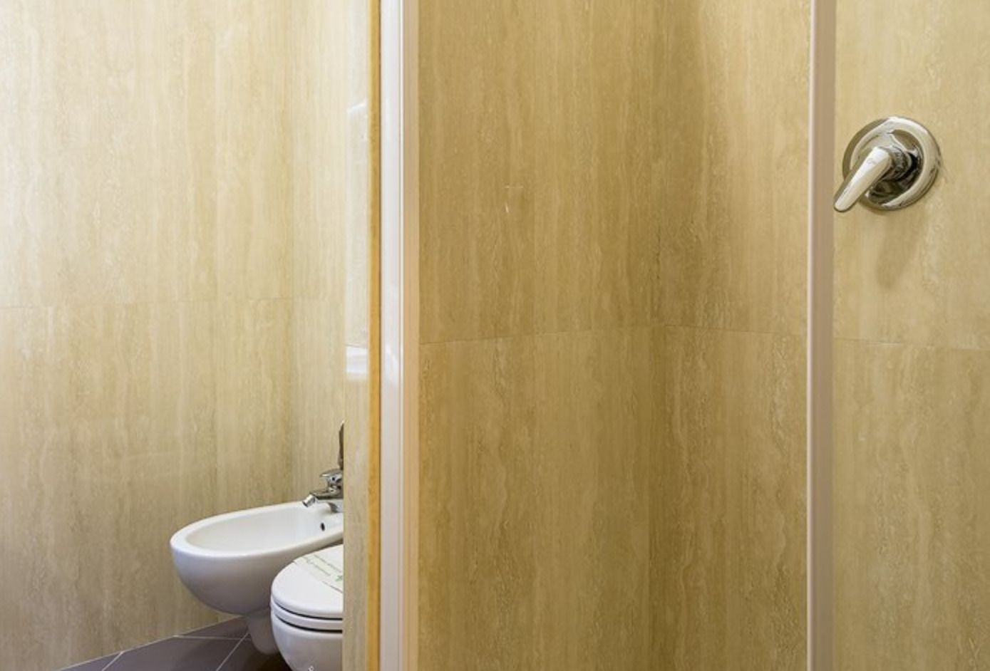 Dusche, kostenlose Toilettenartikel, Haartrockner, Bidet