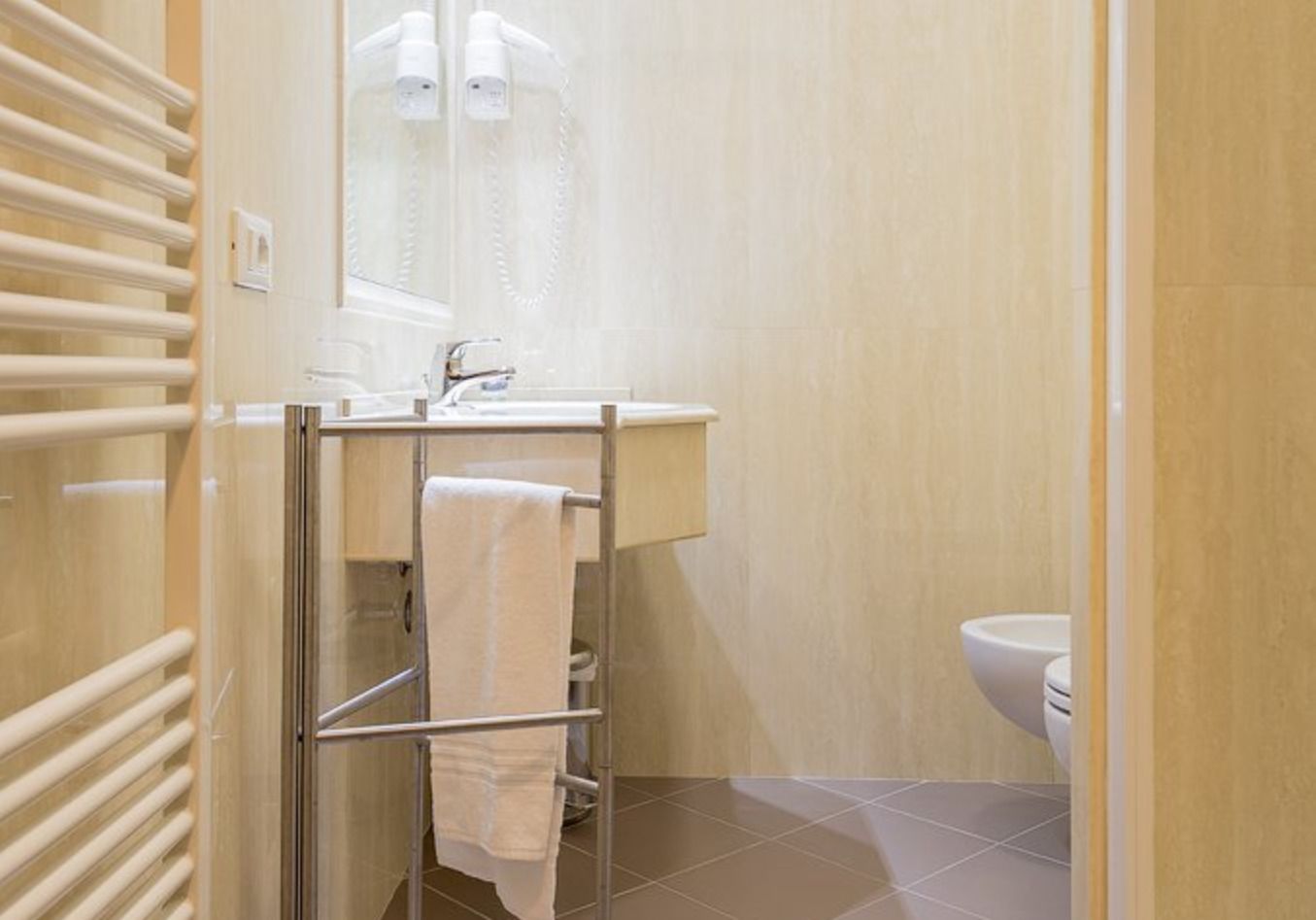 Dusche, kostenlose Toilettenartikel, Haartrockner, Bidet