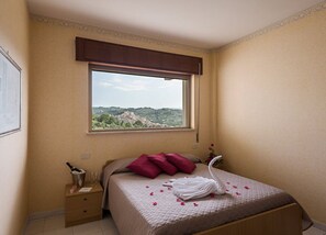 Habitación doble | 1 dormitorio, cunas (de pago), wifi gratis y ropa de cama