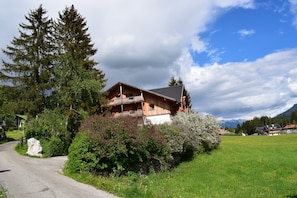 Property grounds - Garni Appartements Helvetia (Villabassa)