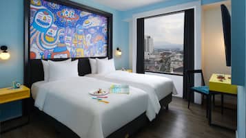 Seprai premium, minibar, brankas, dan meja kerja