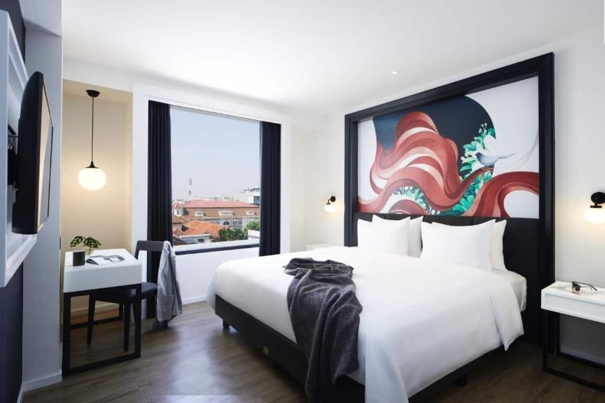 Premium bedding, minibar, in-room safe, desk