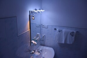 Deluxe Double Room, 1 Queen Bed, Non Smoking | Bathroom | Shower, free toiletries, hair dryer, slippers - ASIAN GRAND HOTEL (Negombo)