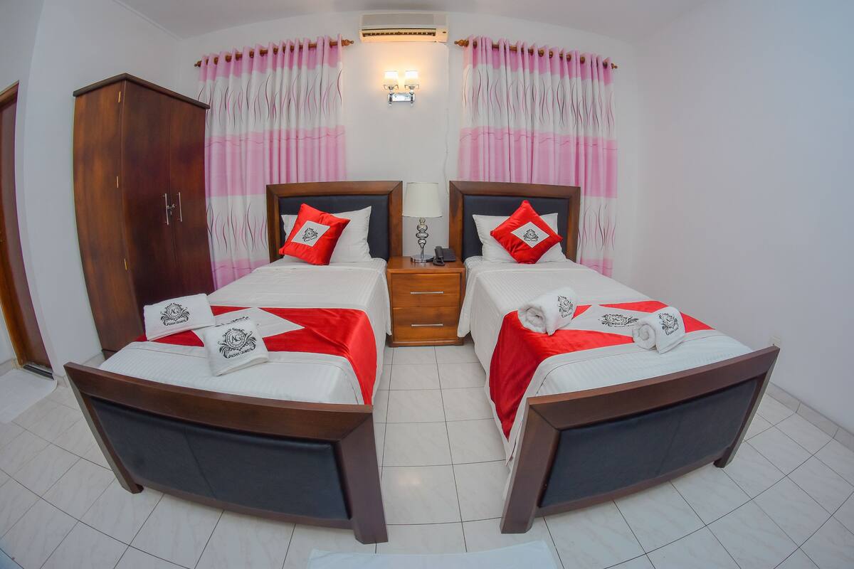 3 bedrooms, Egyptian cotton sheets, premium bedding, memory foam beds