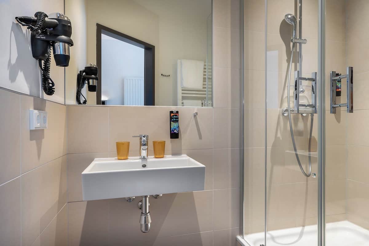 Shower, free toiletries, hair dryer, towels