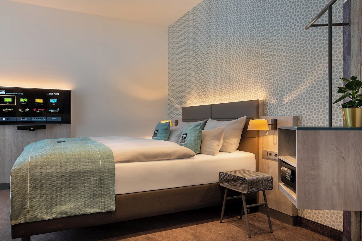 in-room safe, soundproofing, free wifi, bed sheets