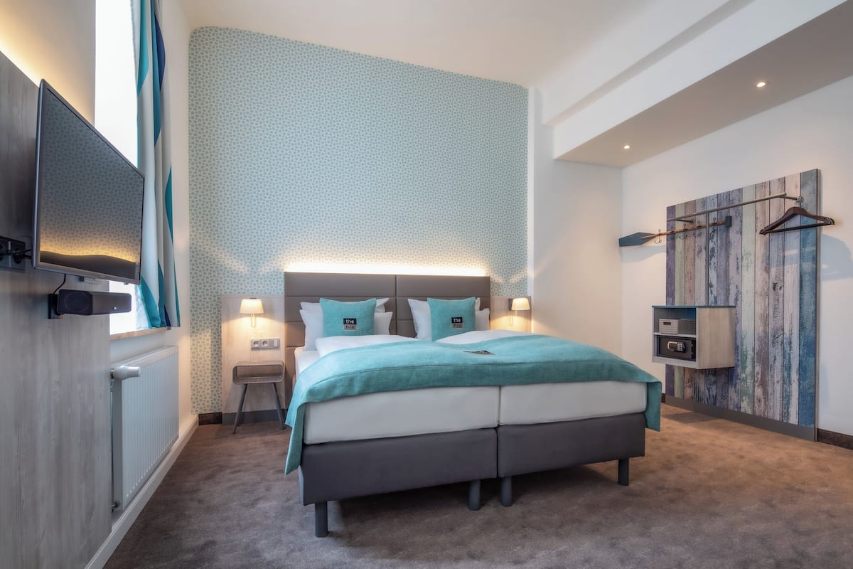 In-room safe, soundproofing, free WiFi, bed sheets