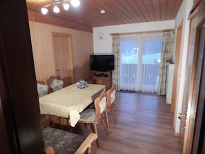 Appartement, 3 chambres, balcon, vue montagne (FeWo C) | Coin séjour | Télévision à écran plat