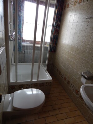 Departamento, 1 habitación, balcón (FeWo B) | Baño | Regadera y toallas 