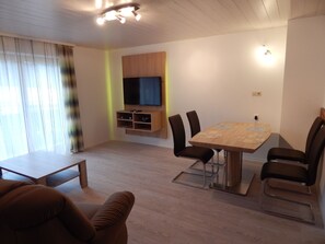 Apartment, 1 Schlafzimmer, Balkon (FeWo B) | Wohnbereich | Flachbildfernseher