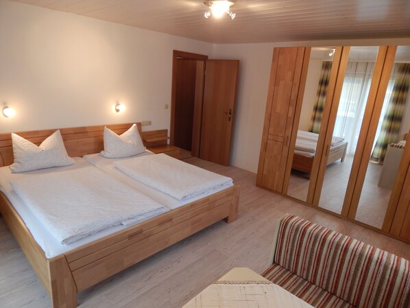 Apartment, 1 Schlafzimmer, Balkon (FeWo B) | 1 Schlafzimmer, Schreibtisch, kostenloses WLAN, Bettwäsche