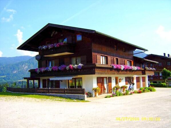 Vista frontal de la propiedad