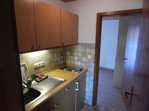 Apartment, 3 Schlafzimmer, Balkon (FeWo A) | Eigene Kochnische | Kühlschrank, Herdplatte, Kochgeschirr/Geschirr/Besteck
