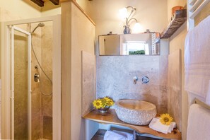 Condo (Sole) | Bathroom | Shower, bidet, towels, toilet paper - Podere Albereto (Buonconvento)