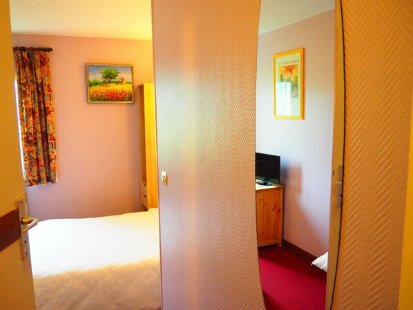 Double Room | Desk, blackout curtains, soundproofing, free WiFi