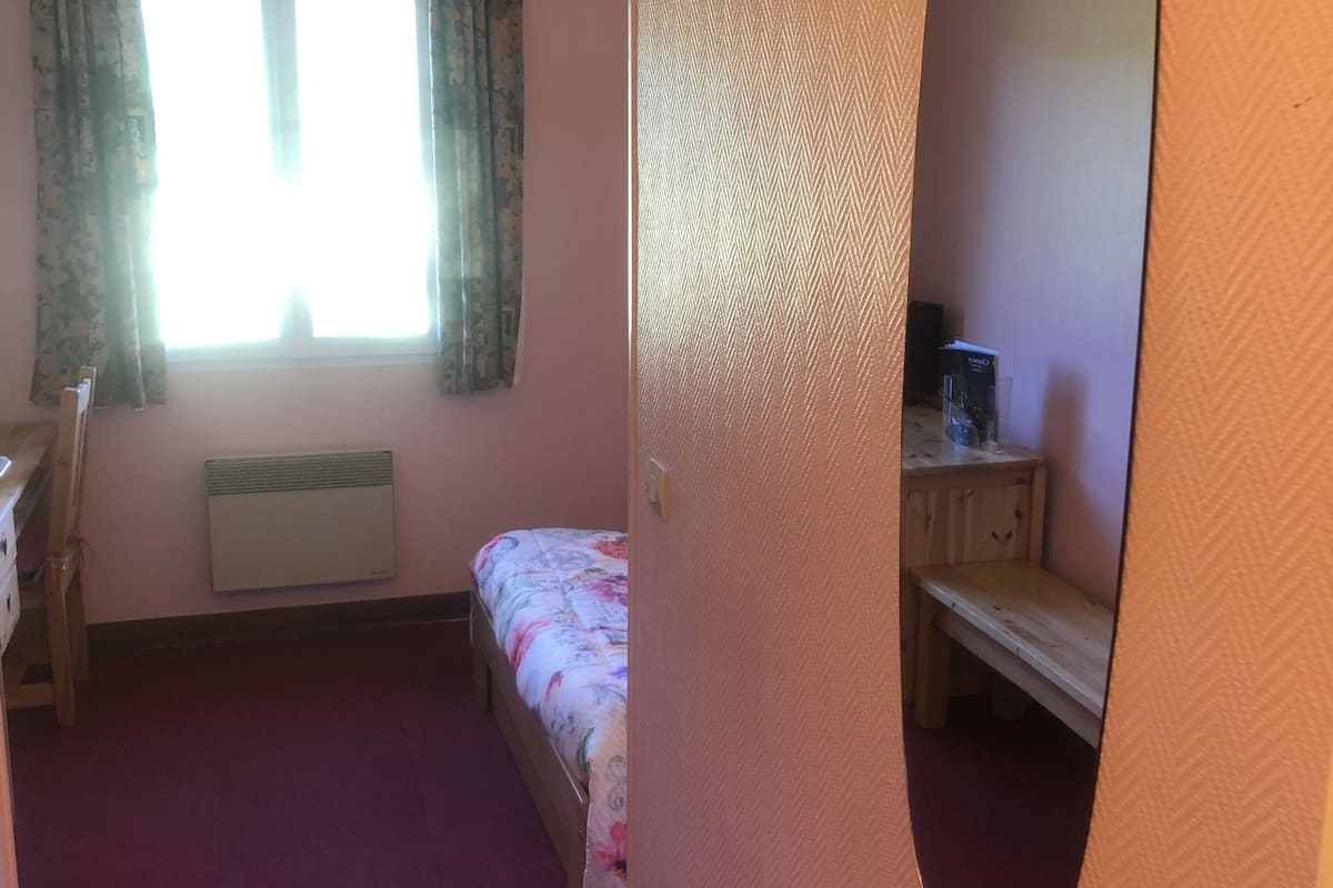 double room | desk, blackout curtains, soundproofing, free wifi