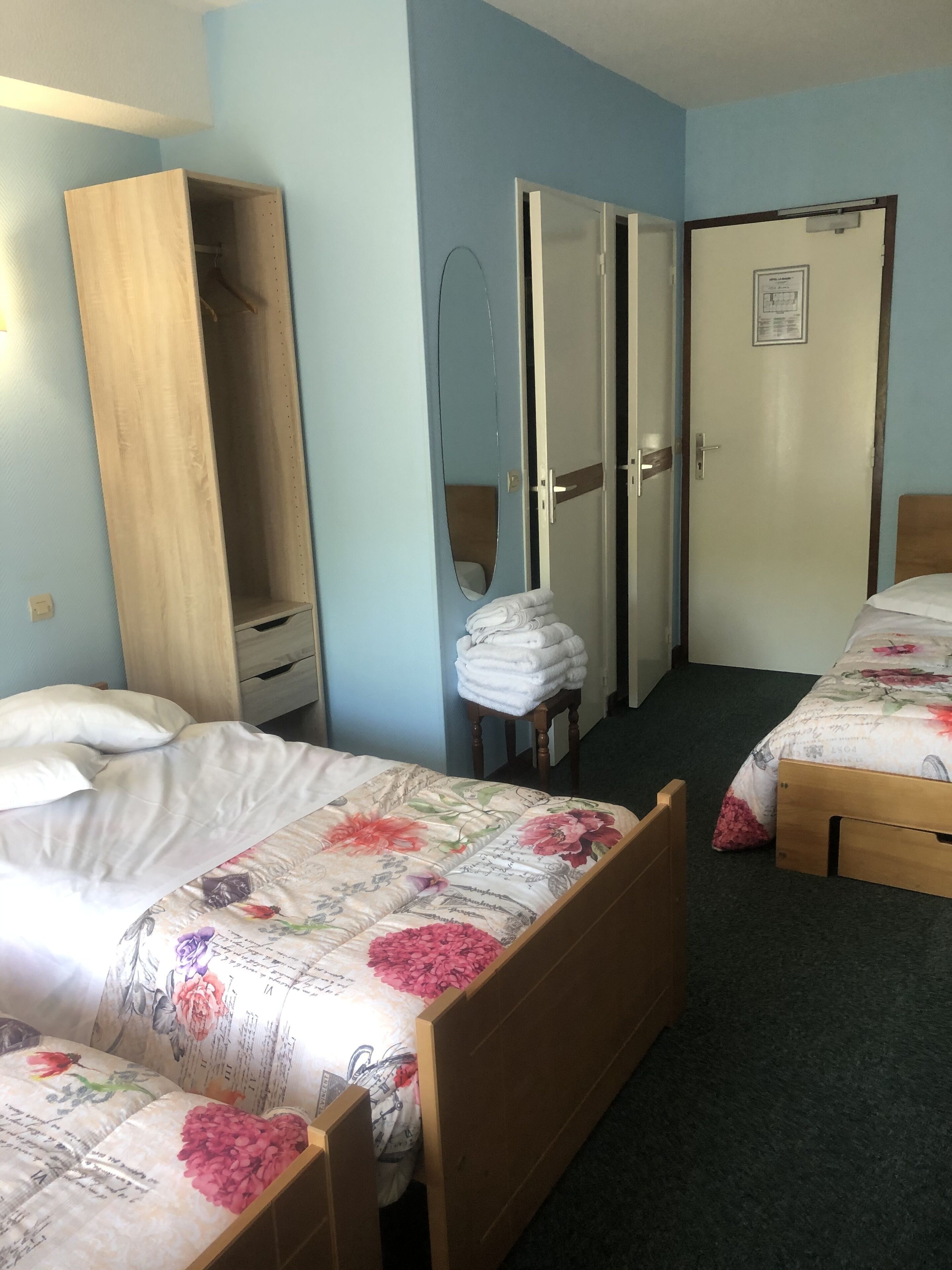 quadruple room | desk, blackout curtains, soundproofing, free wifi