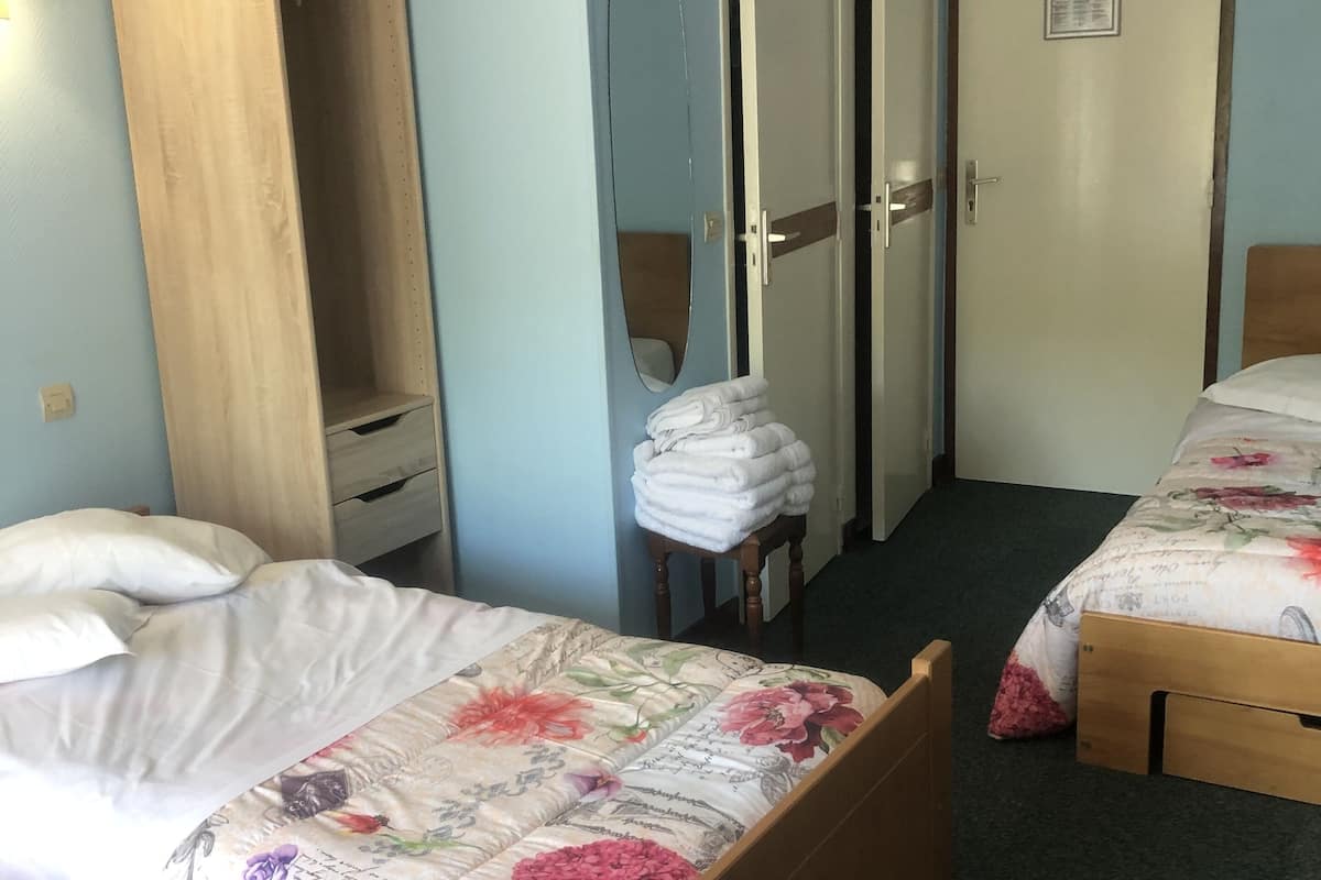 quadruple room | desk, blackout curtains, soundproofing, free wifi