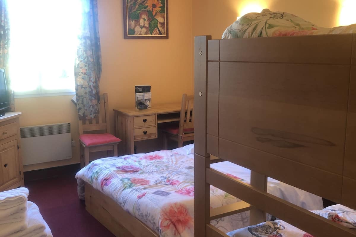 standard quadruple room | desk, blackout curtains, soundproofing, free wifi