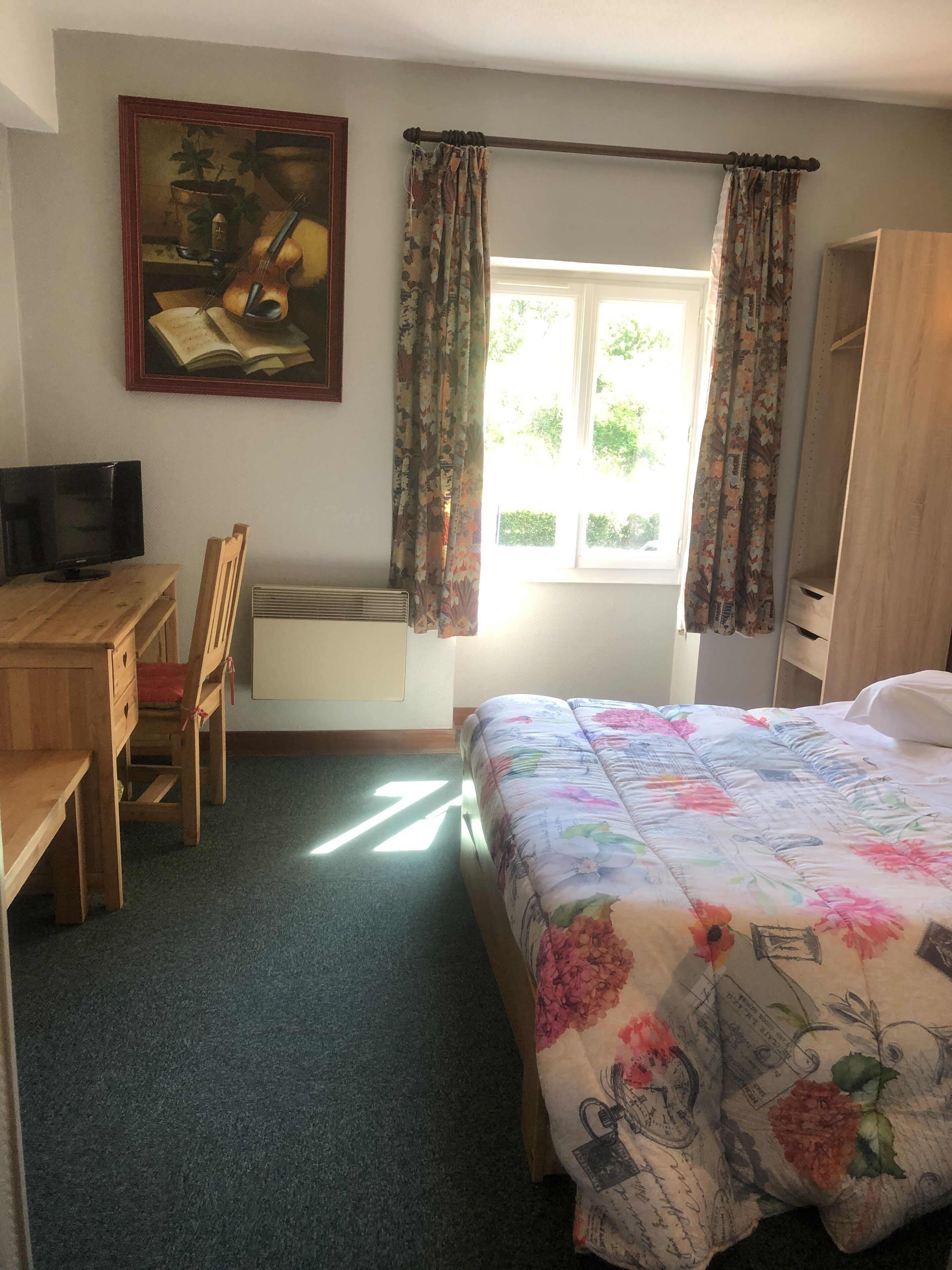 double room | desk, blackout curtains, soundproofing, free wifi