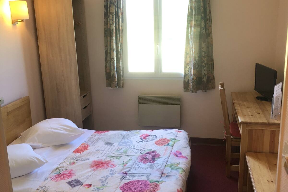 double room | desk, blackout curtains, soundproofing, free wifi