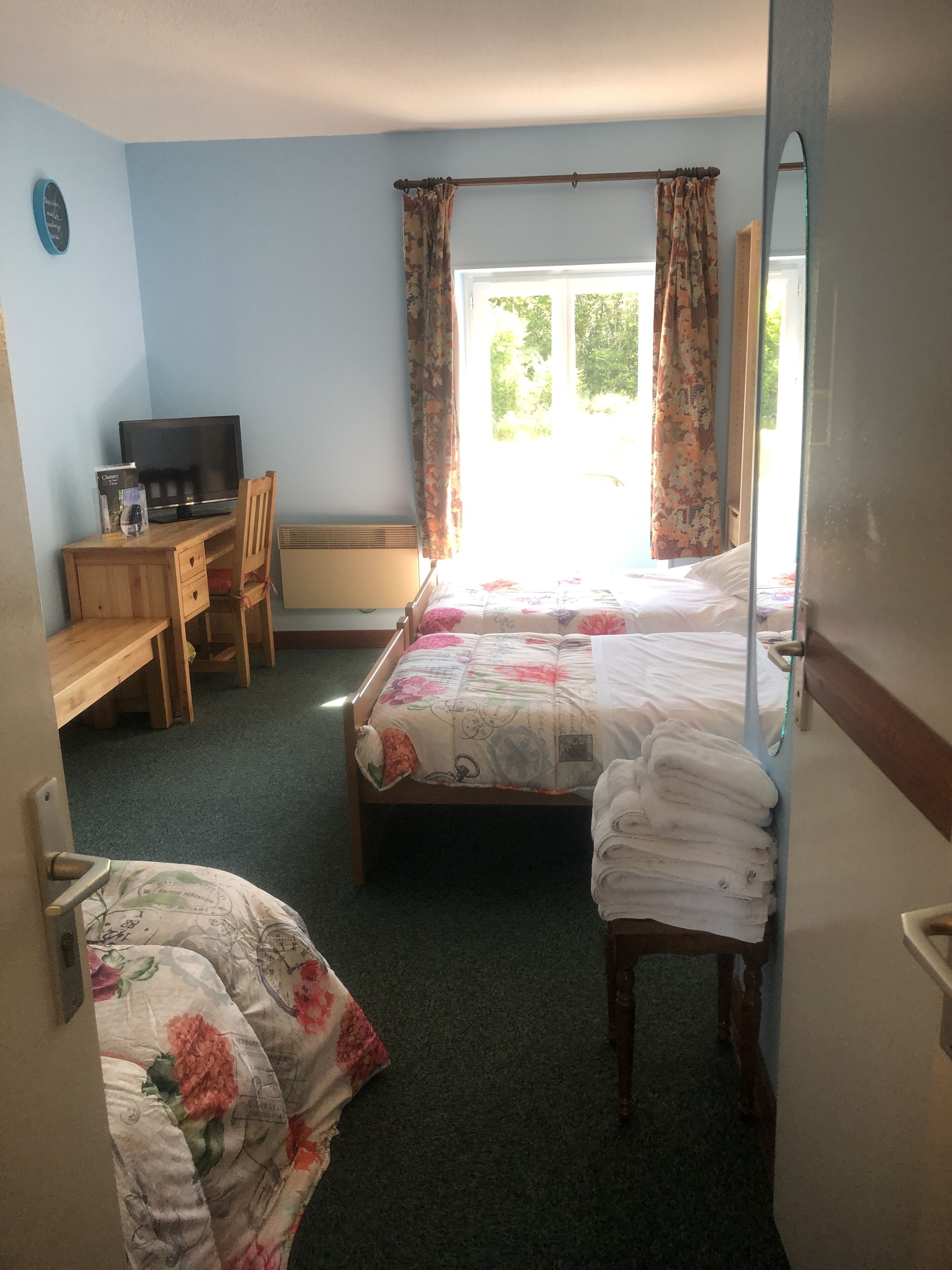 quadruple room | desk, blackout curtains, soundproofing, free wifi