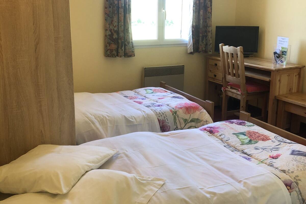 Twin Room | Desk, blackout curtains, soundproofing, free WiFi