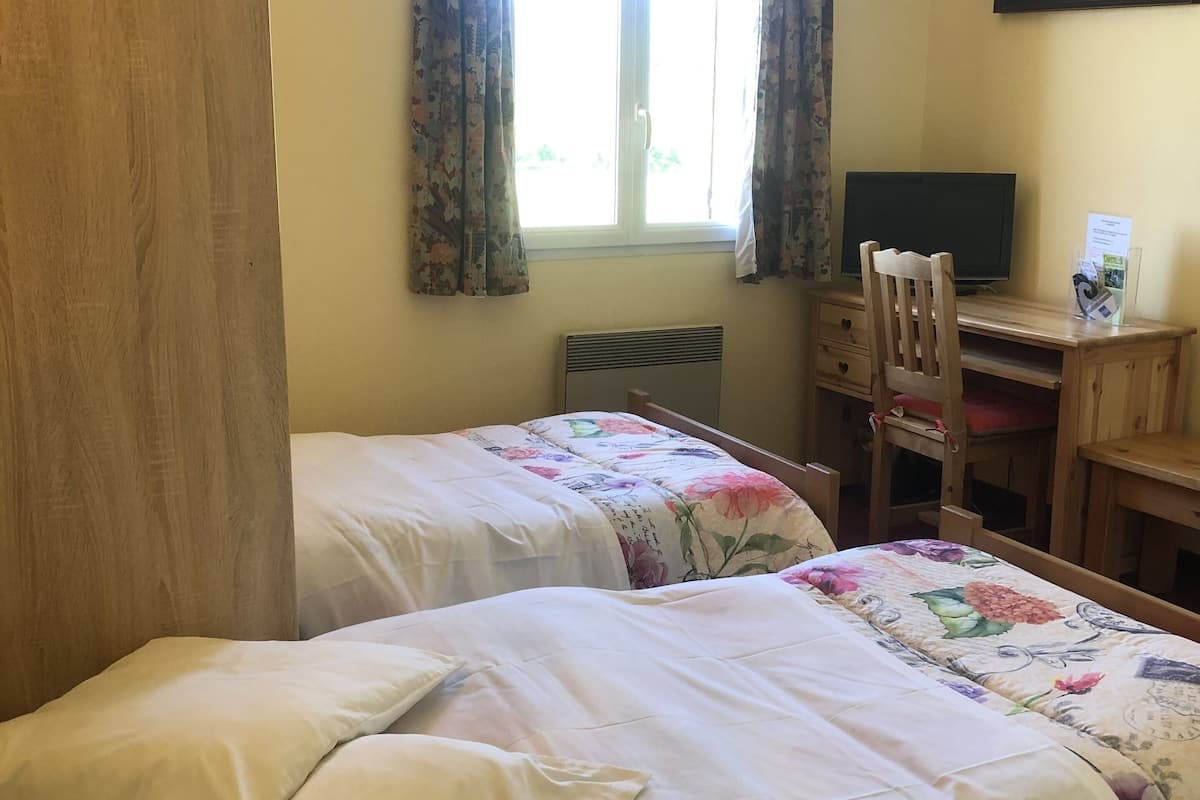 twin room | desk, blackout curtains, soundproofing, free wifi