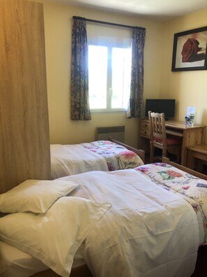 Habitación con 2 camas individuales | Escritorio, cortinas blackout, insonorización y wifi gratis 