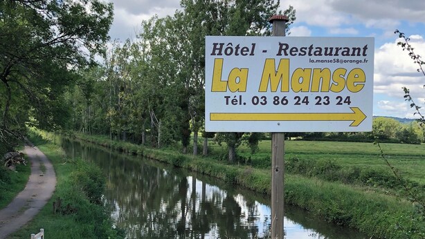Naamplaatje voor 'Hôtel - Restaurant La Mance' met een telefoonnummer.
