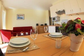 Apartment | Essbereich im Zimmer