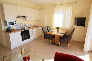Appartement | Cuisinette privée | Réfrigérateur, four à micro-ondes, un four, surface de cuisson