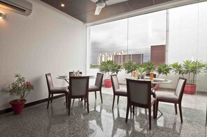 Dining - Stately Suites Golf Course Road (Gurugram)