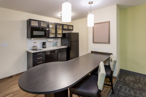 أغطية فراش متميزة ومكتب وستائر تعتيم ومكواة/لوح كي