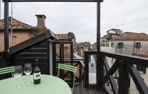 Appartamento, 3 camere da letto, vista canale | Terrazza/patio