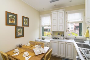 Apartment, 3 Schlafzimmer, Kanalblick | Eigene Küche