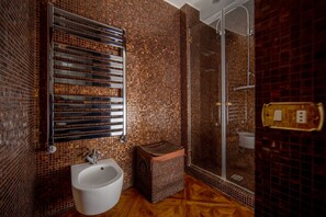 Shower, hair dryer, bidet, towels - Residenza Colombina (Venice)