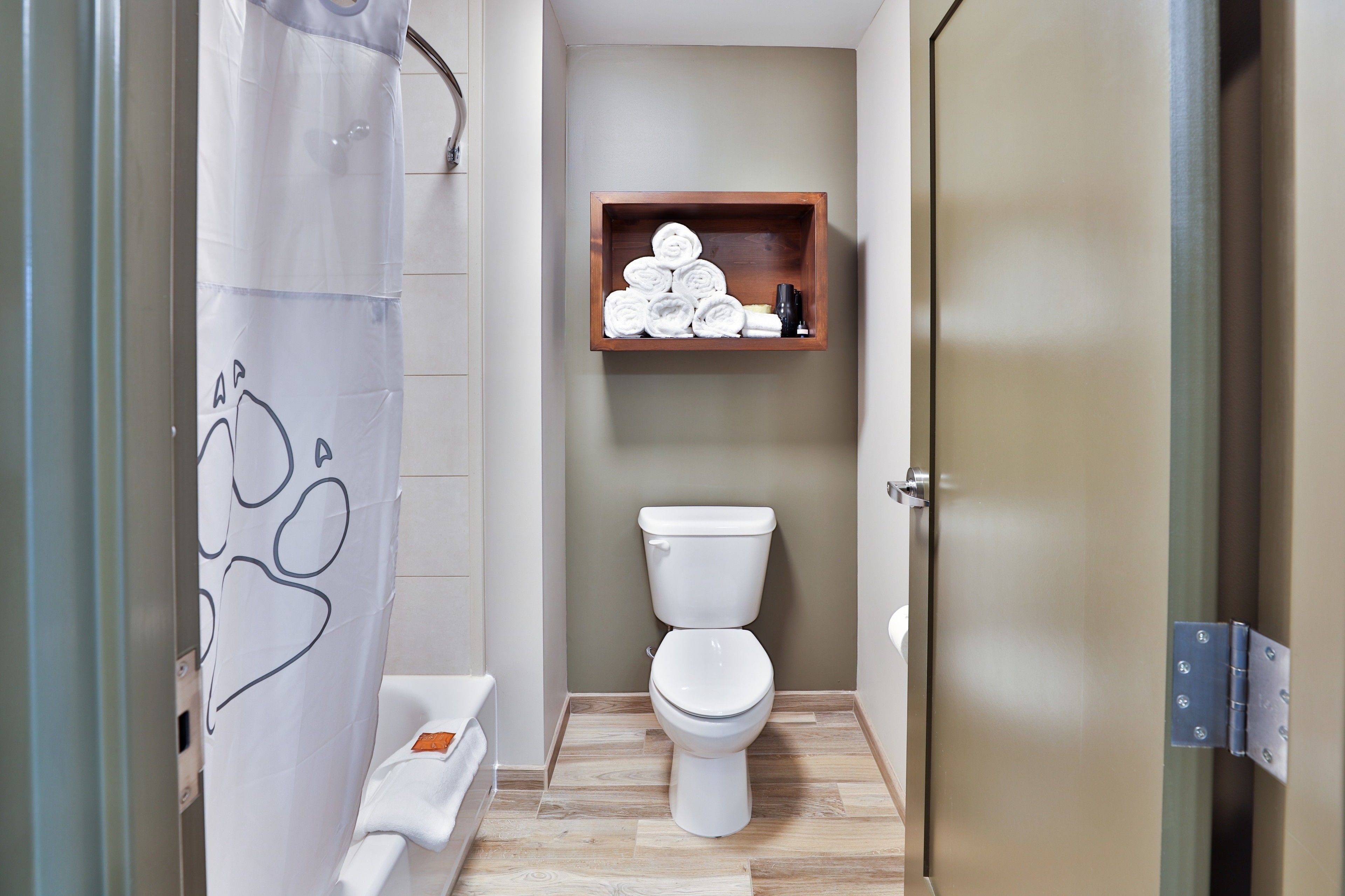 combined shower/bathtub, free toiletries, hair dryer, towels