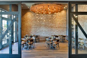 4 restaurantes; se sirven desayunos, almuerzos, cenas y cocina Tex-Mex 