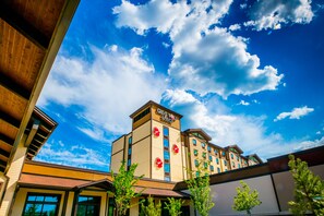 A hotel with a prominent sign reading "Great Wolf Lodge." - Great Wolf Lodge Atlanta / LaGrange, GA (LaGrange)