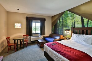 Grizzly Bear Suite - Water Park Included | Blackout drapes, free WiFi, bed sheets