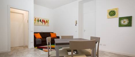 Monolocale | Area soggiorno | TV a schermo piatto